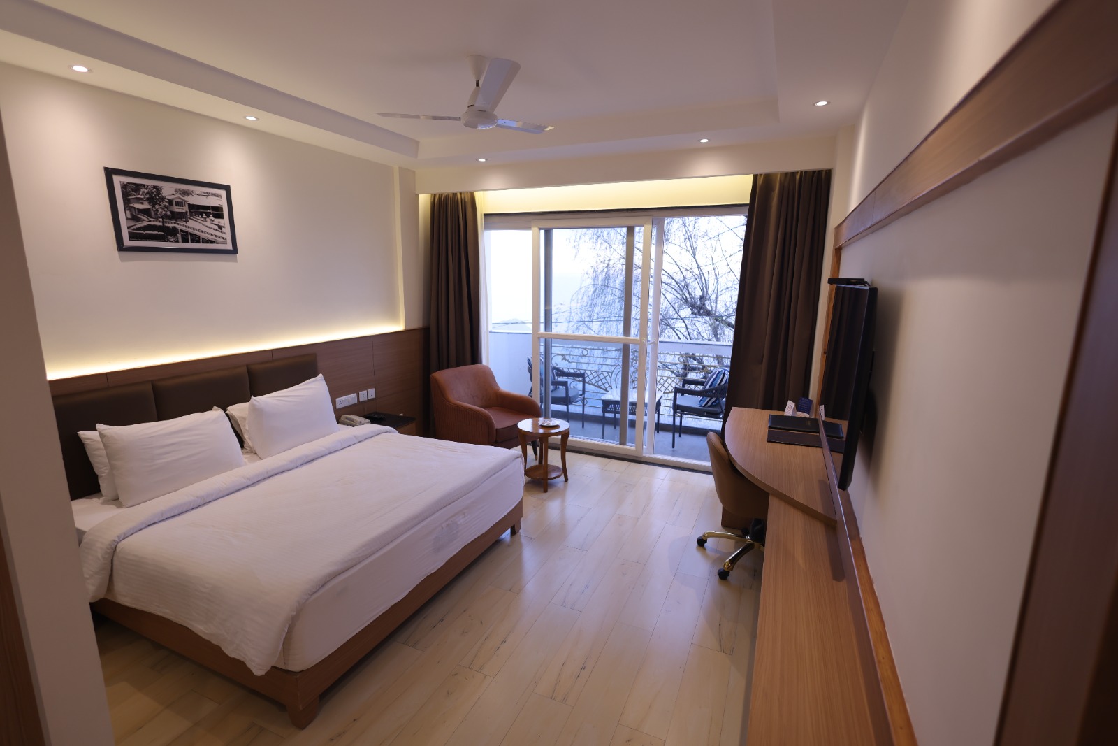 Balcony room experience for delegates choosing a scenic mountain stay.